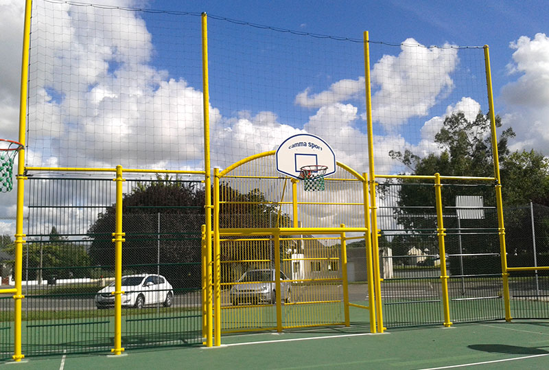 Rehausse en filet pare-ballons au-dessus d'un fronton de terrain multisports CAMMA Sport