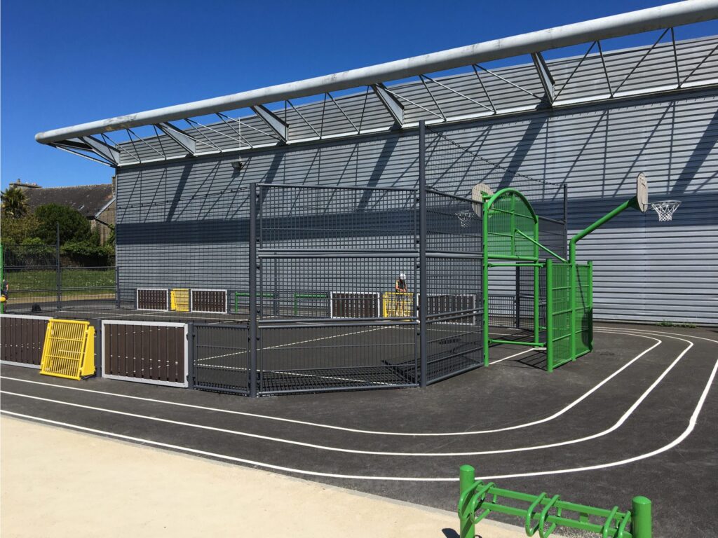 Streetpark métal et plastique recyclé à Lampaul Guimiliau (29)