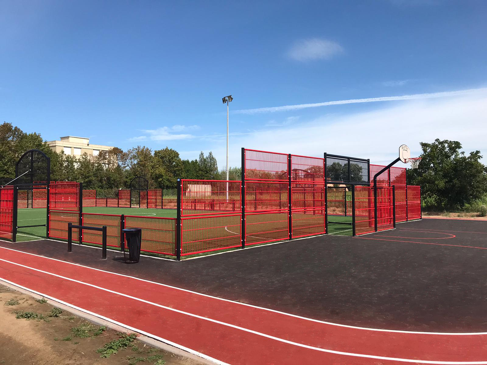 Streetpark tout métal avec piste d'athlétisme à Saint-Saulve (59)
