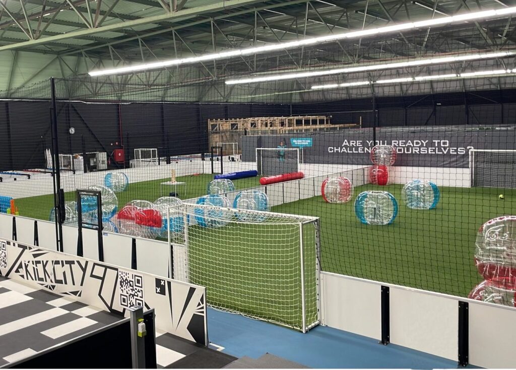 2 terrains de soccers et 2 terrains de baby foot géant