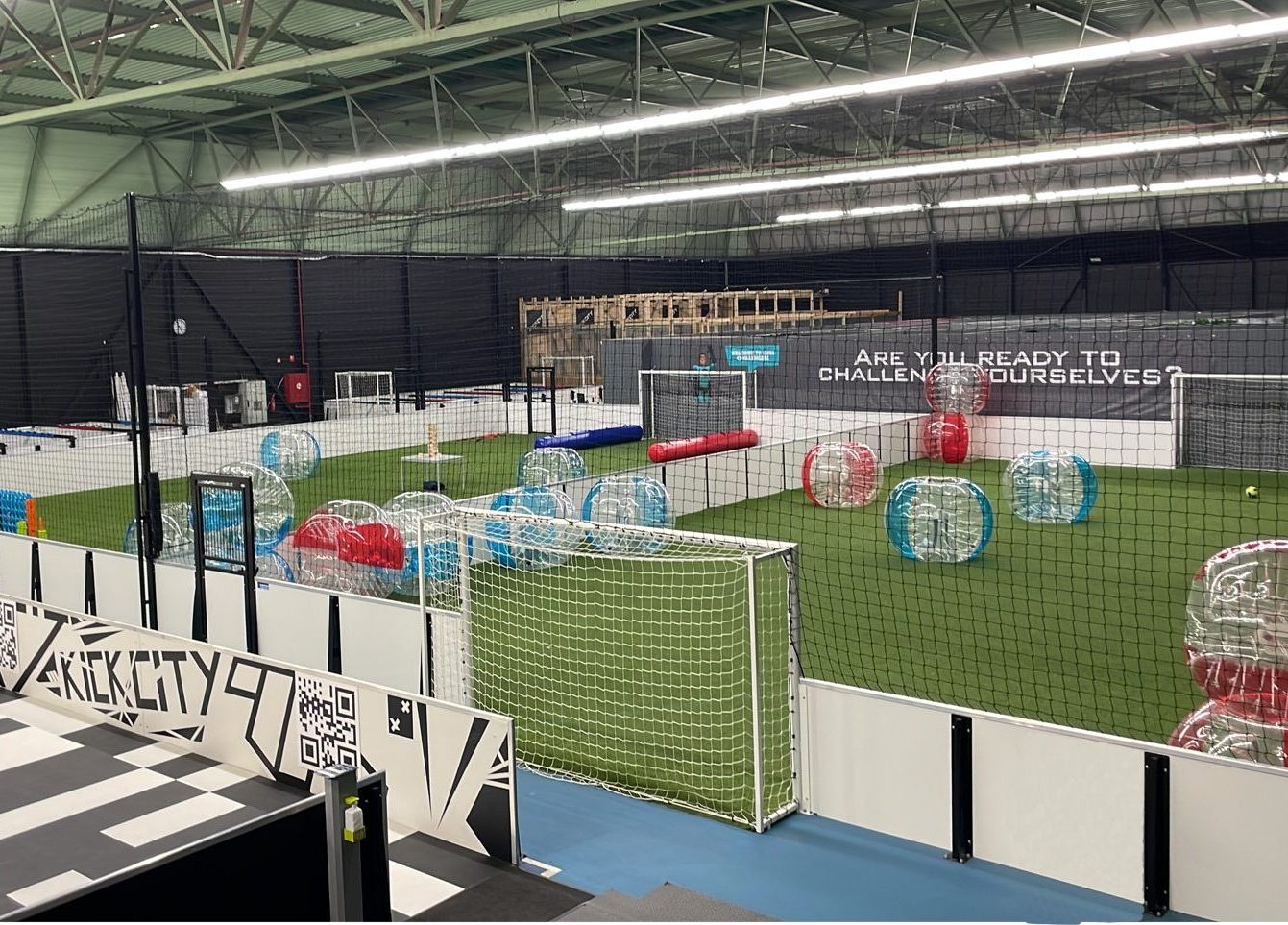 2 terrains de soccers et 2 terrains de baby foot géant