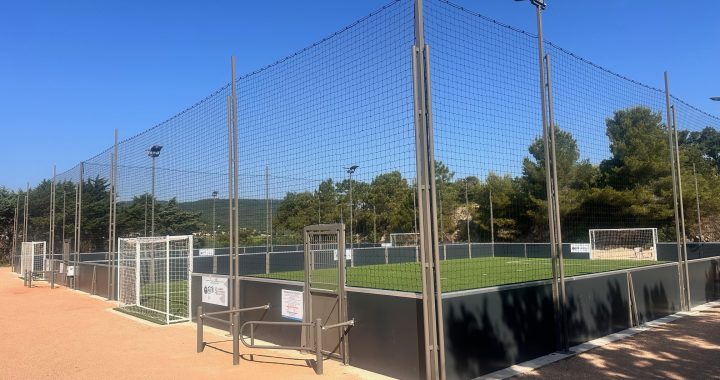 2-terrains-de-Foot-5-collés-de-30-x-20-m-à-La-Croix-Valmer