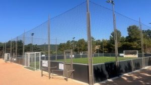 2-terrains-de-Foot-5-collés-de-30-x-20-m-à-La-Croix-Valmer