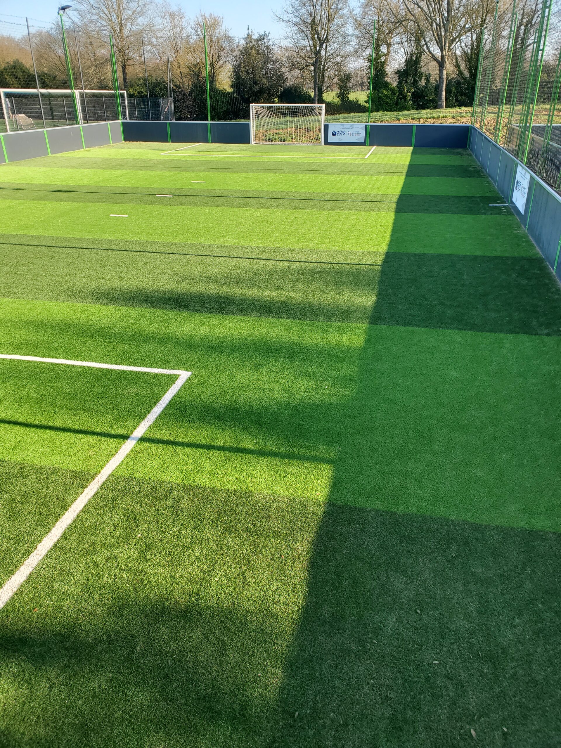 Terrain de foot à 5 clos par des palissades où s'appliquent les règles du five, réalisation CAMMA Sport