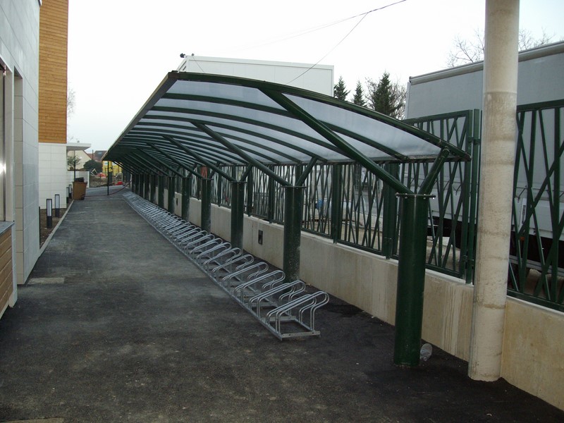Abri velo ouvert- terrain de sport - Abri 2 roues - Modèle Beaupréau 33x2.50m - Collège Auguste Renoir (78) Chatou
