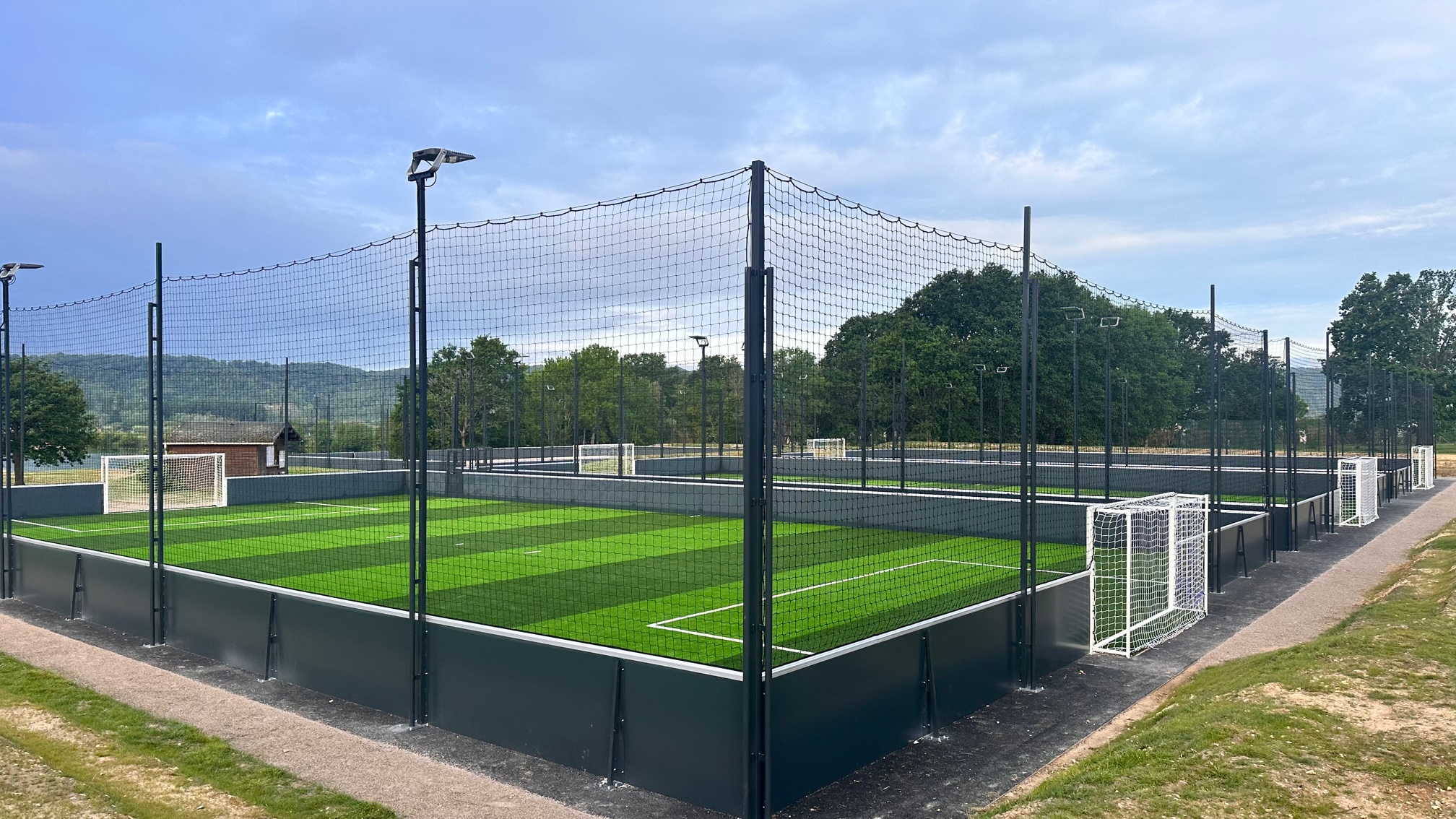 Terrains de foot à 5 de 35 x 20 m en gazon synthétique à Jumièges