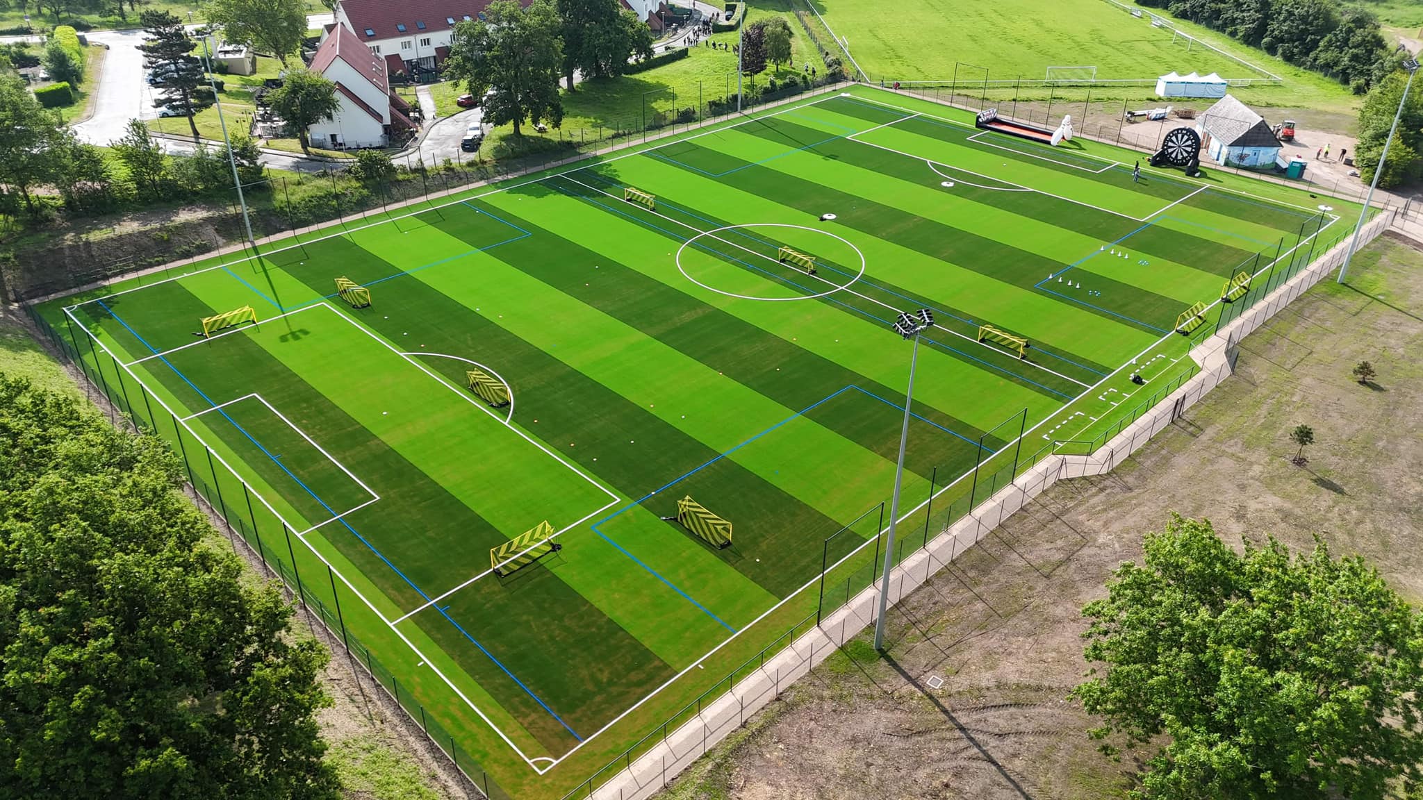 Match de foot à 5 sur un terrain CAMMA Sport avec buts intégrés et gazon synthétique