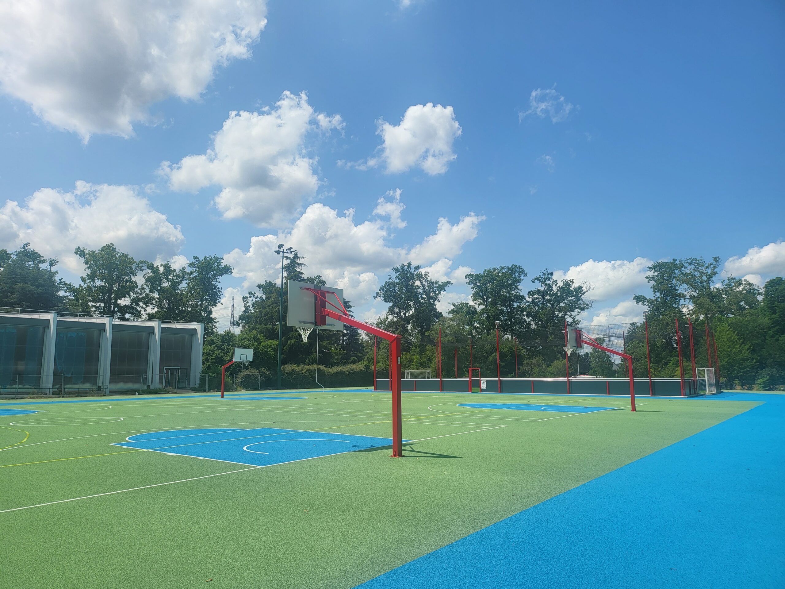 Buts de basket extérieurs installés par CAMMA Sport sur un terrain de basket