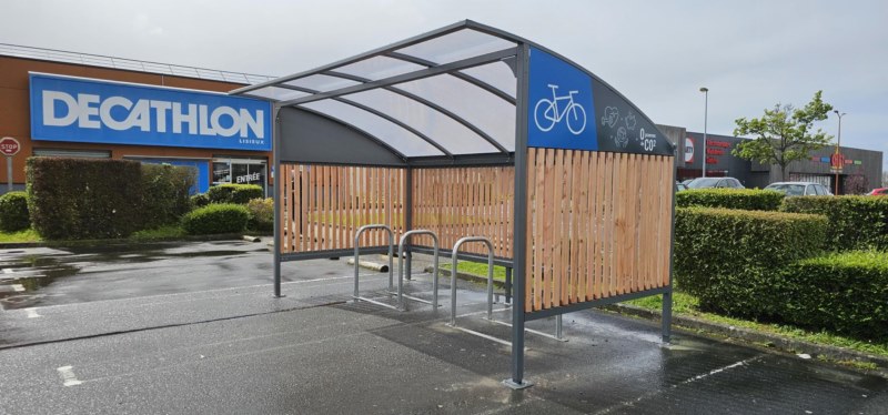 Decathlon Lisieux (59) Decathlon France SAS - 1 Abri Grand Lieu NC 4x2.5BV + 1 borne U 4U reliees + Kit adhesif