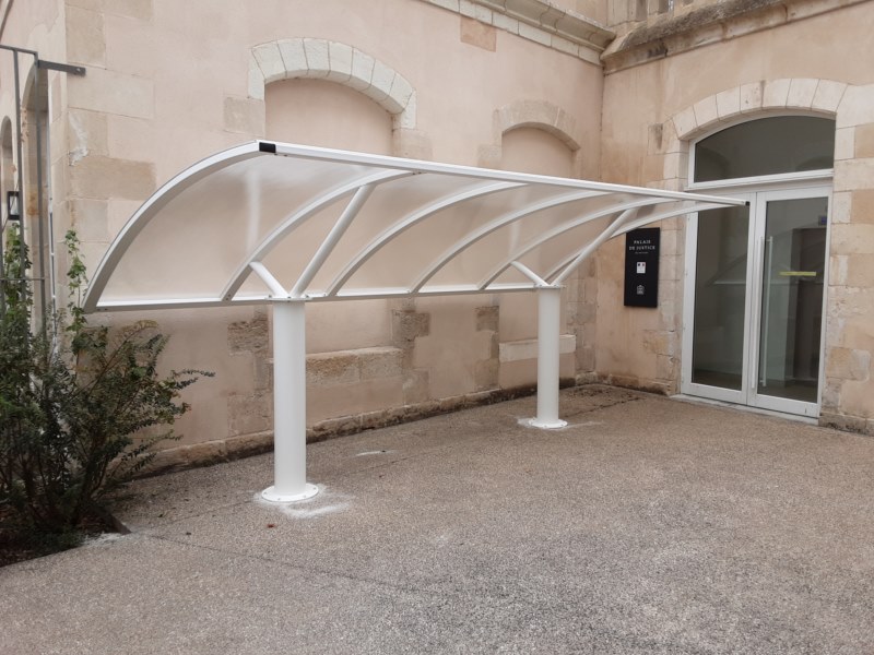 Abri velo ouvert- Ammenagement terrain de sport Palais de Justice (86) Poitiers via UGAP - Abri vélos Beaupréau 5 x 2.5 ACIER - 178531 (2)