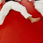 Tatamis de judo en vinyle posés bord à bord dans un dojo