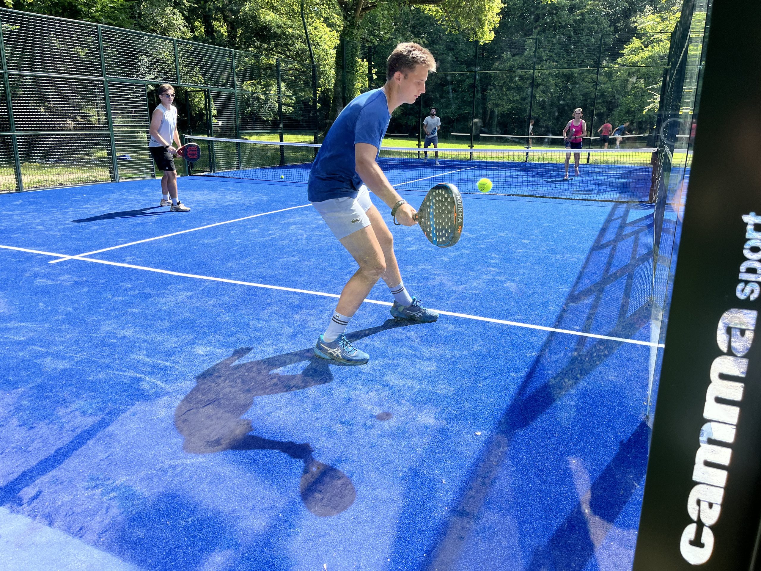 Court de padel avec vitres et grillages où s'appliquent les règles du jeu, réalisation CAMMA Sport